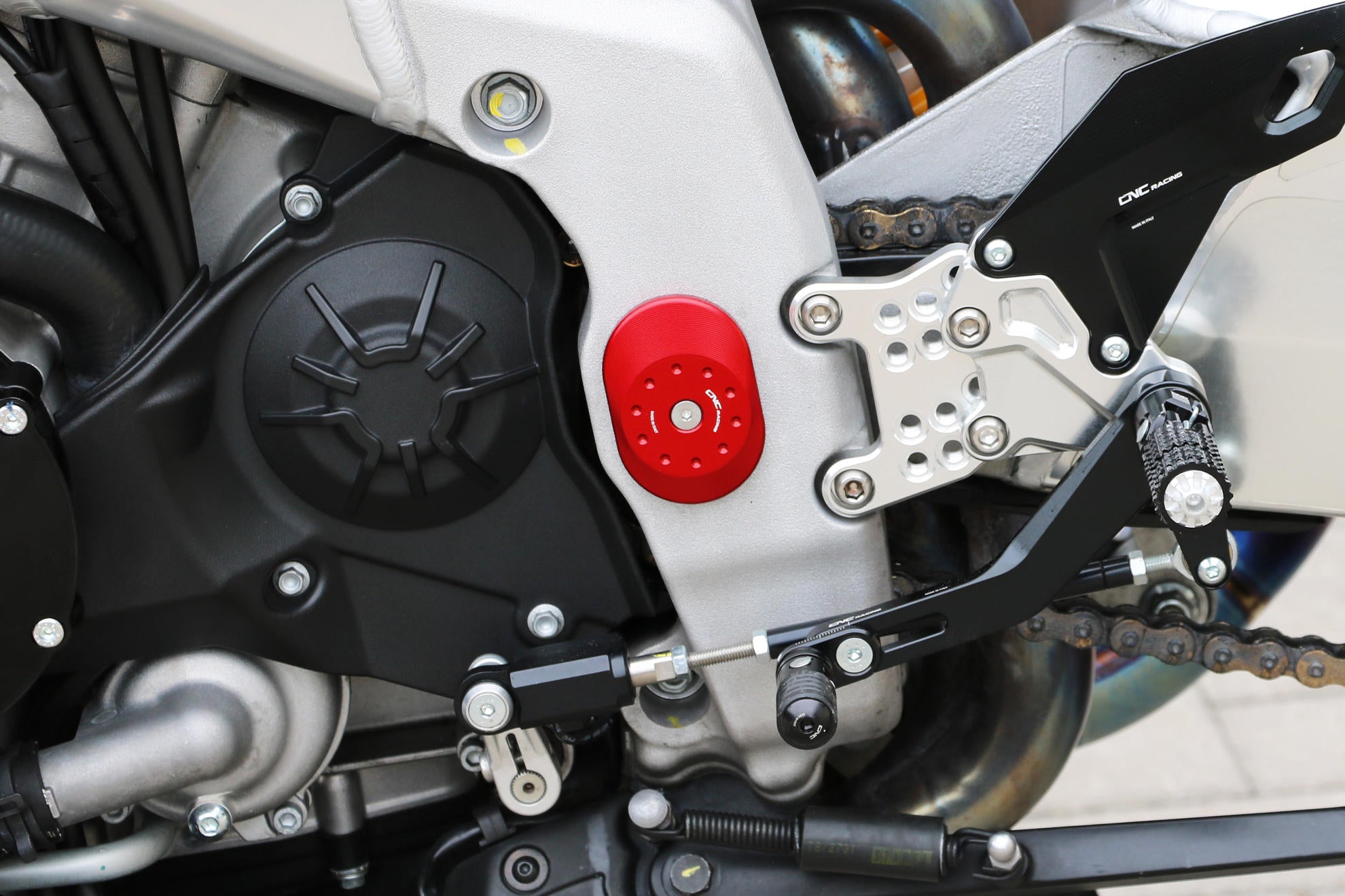 FRAME CAPS SET SWINGARM PIVOT AXLE CNC RACING APRILIA RSV4 FACTORY 2009 - 14