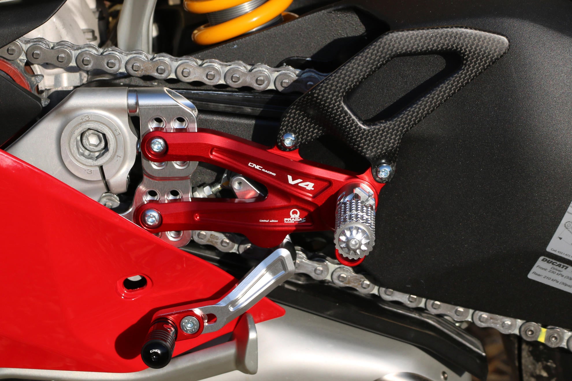 PEDANE PILOTA REGOLABILI ARGENTO/ROSSO PRAMAC CNC RACING DUCATI PANIGALE V4 R