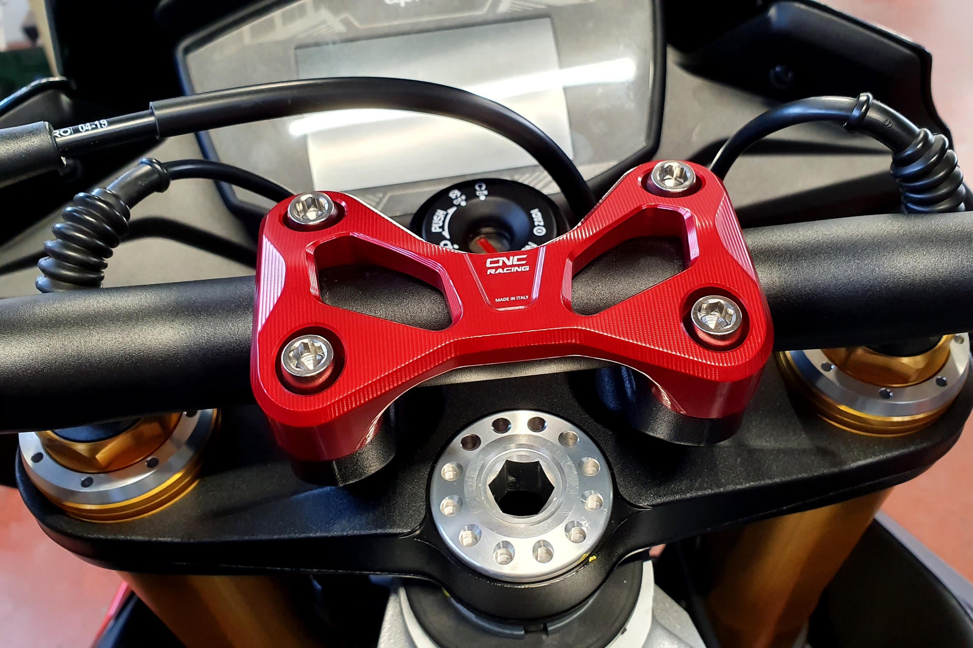 HANDLEBAR TOP CLAMP CNC RACING APRILIA TUONO V4 1100 FACTORY 2017>