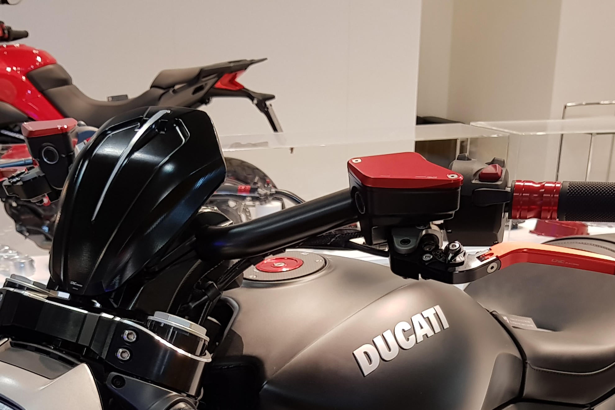 TAPPI SERBATOI FRENO E FRIZIONE TOUCH CNC RACING DUCATI DIAVEL 1200 2010 - 18