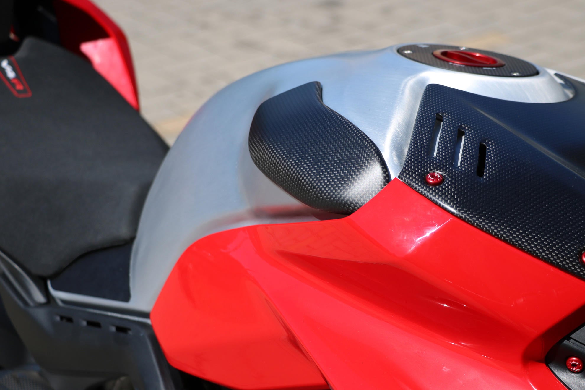 FUEL TANK SLIDER CARBON/KEVLAR CNC RACING DUCATI PANIGALE V4 / S / R