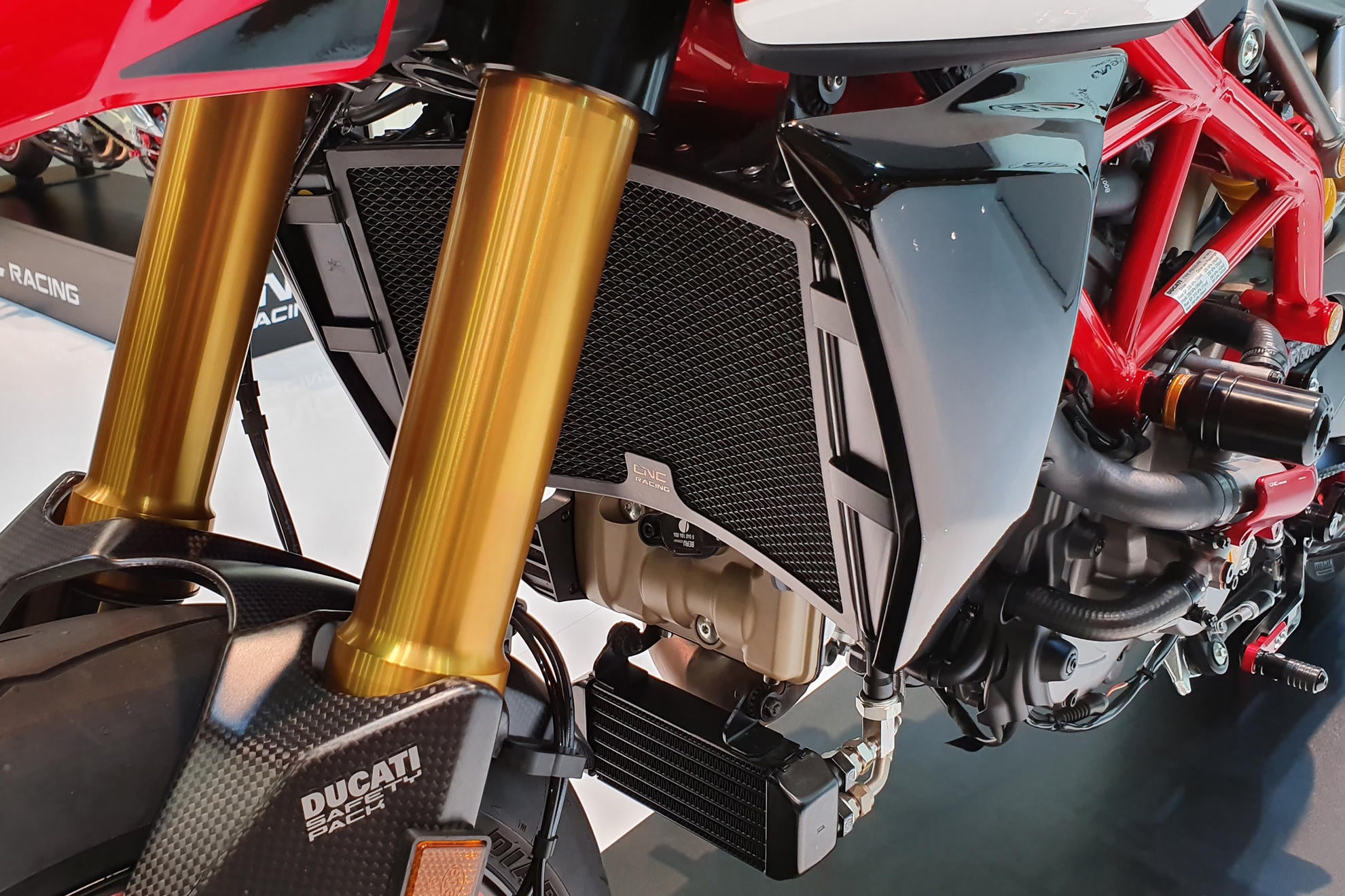 RADIATOR GUARD CNC RACING DUCATI HYPERMOTARD 950 / SP