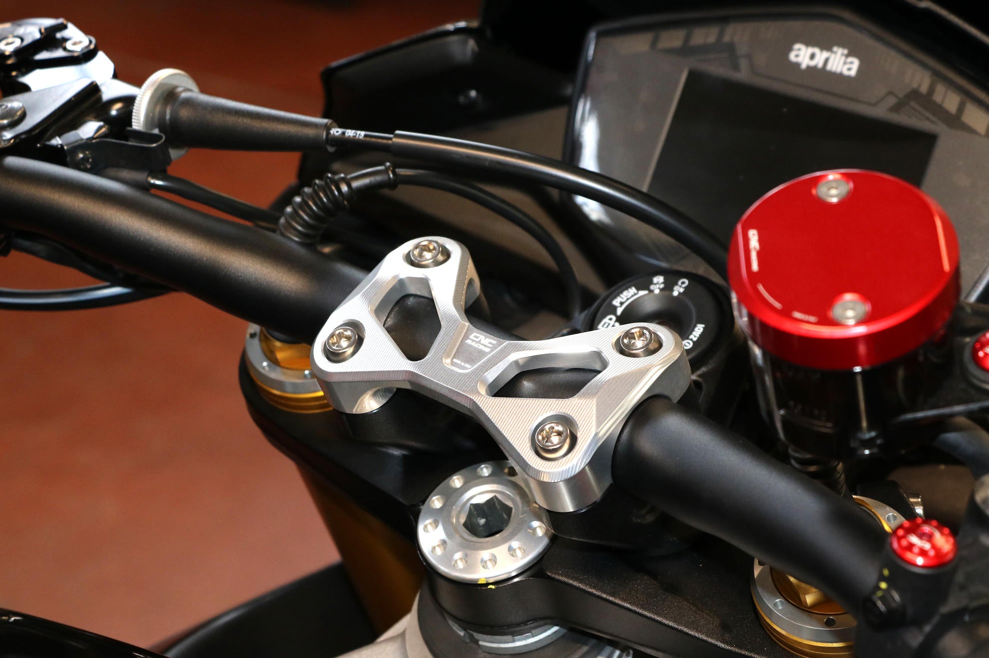 HANDLEBAR TOP CLAMP CNC RACING APRILIA TUONO V4 1100 FACTORY 2017>