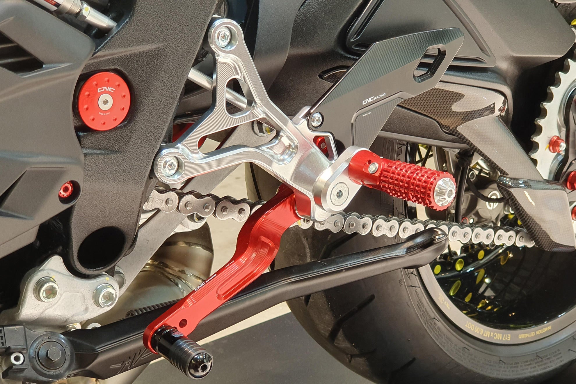 PEDANE PILOTA REGOLABILI ARGENTO/ROSSO CNC RACING MV AGUSTA DRAGSTER 800 RR