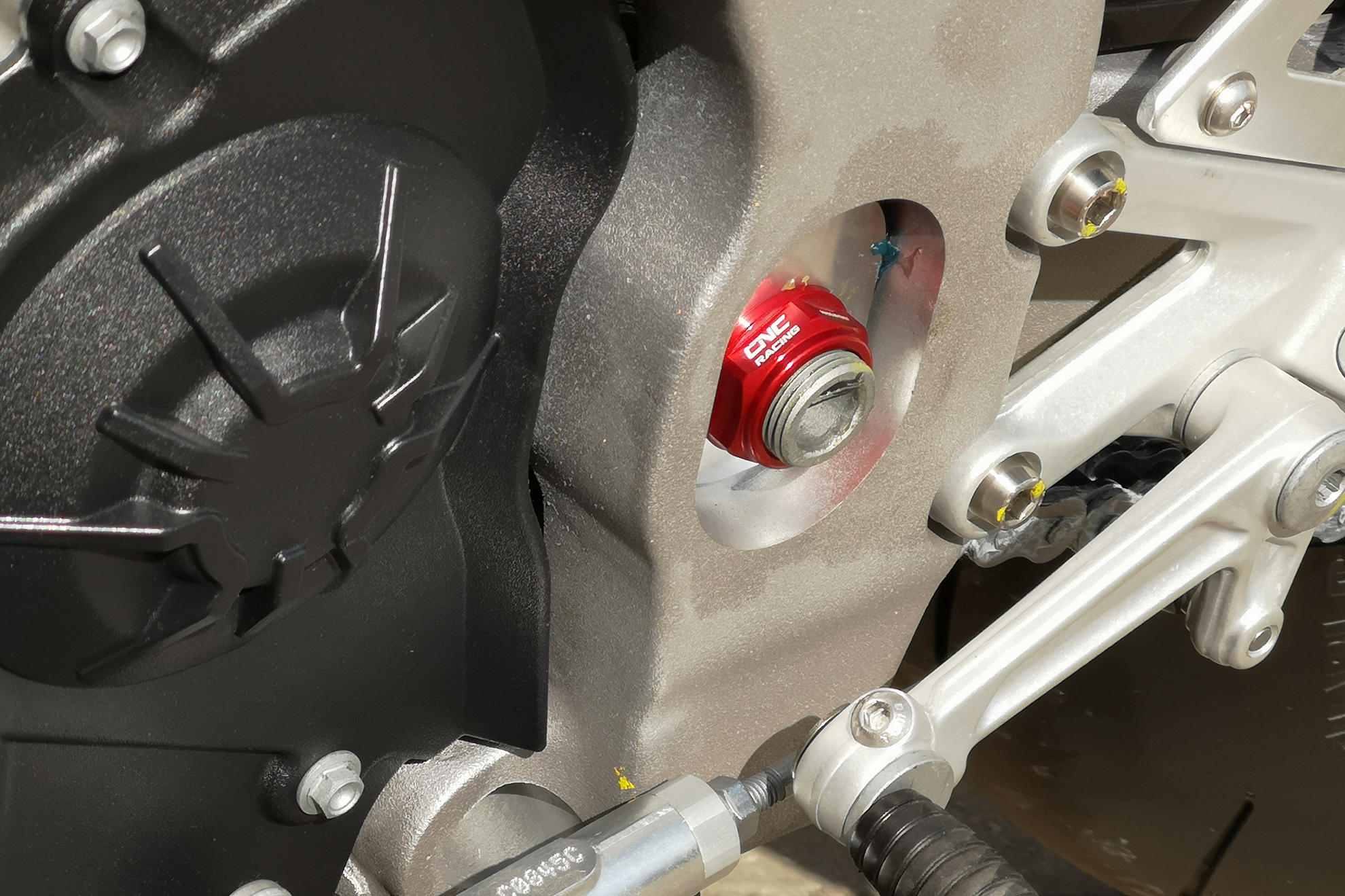 SWINGARM PIVOT NUT CNC RACING APRILIA RSV4 FACTORY 2009 - 14