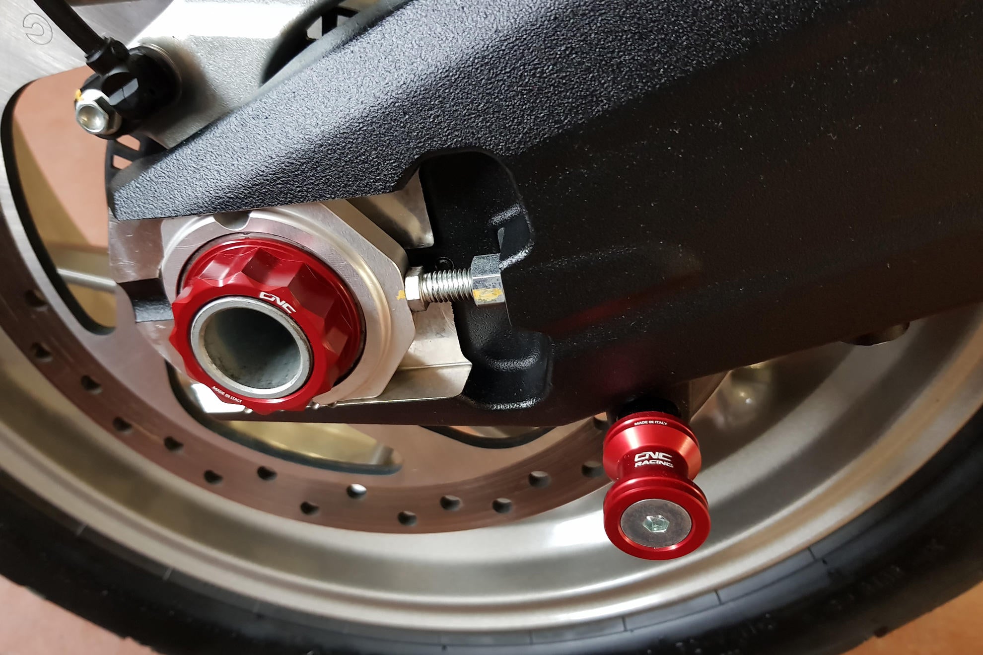 DADO RUOTA POSTERIORE ROSSO CNC RACING DUCATI MULTISTRADA 1260 ENDURO