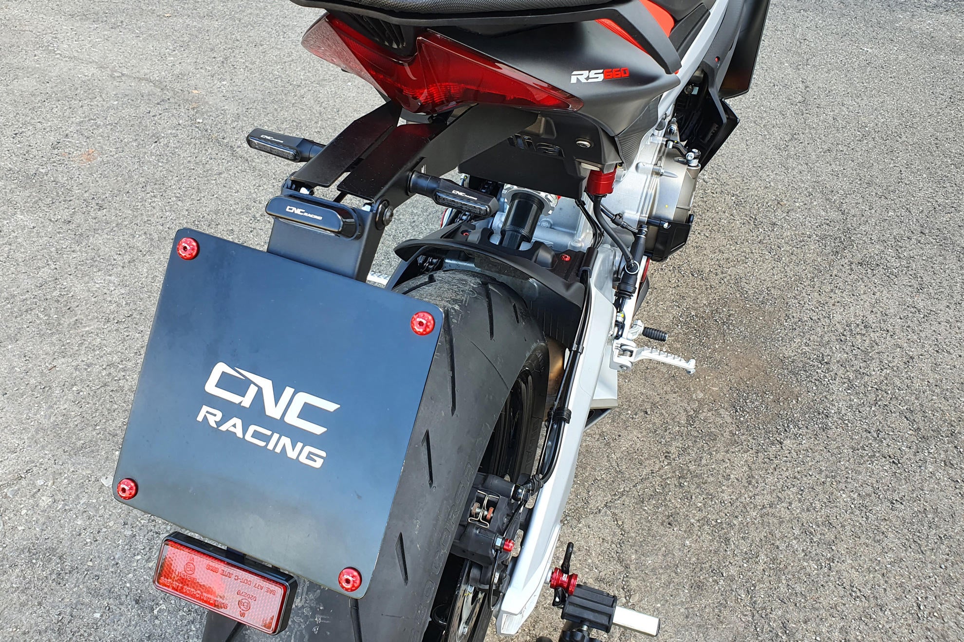 PORTA TARGA REGOLABILE CNC RACING APRILIA TUONO V4 1100 / FACTORY 2021 - 22