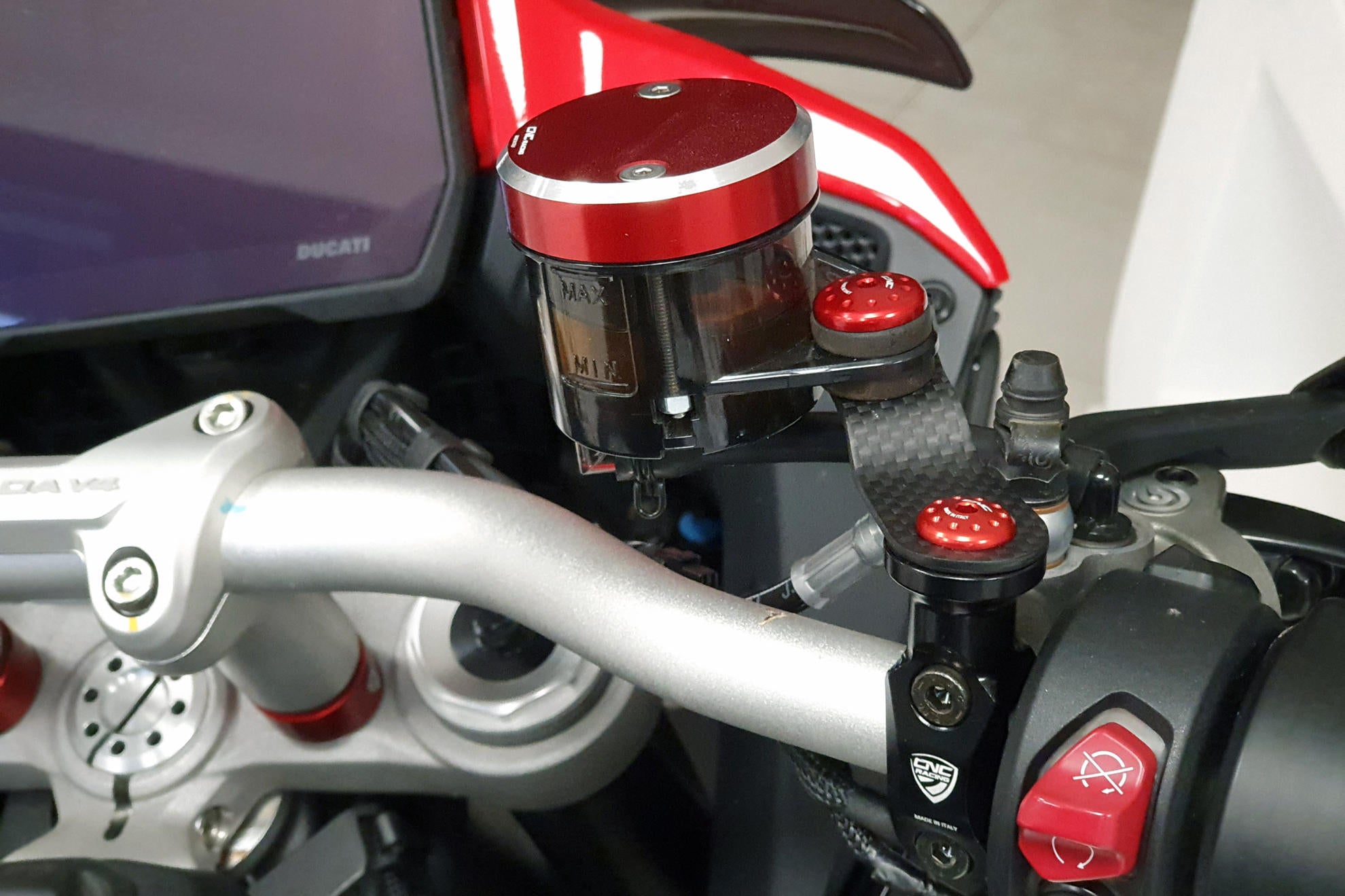 STAFFE SERBATOI LIQUIDI FRENO ANTERIORE FRIZIONE CARBONIO DUCATI MULTISTRADA V4