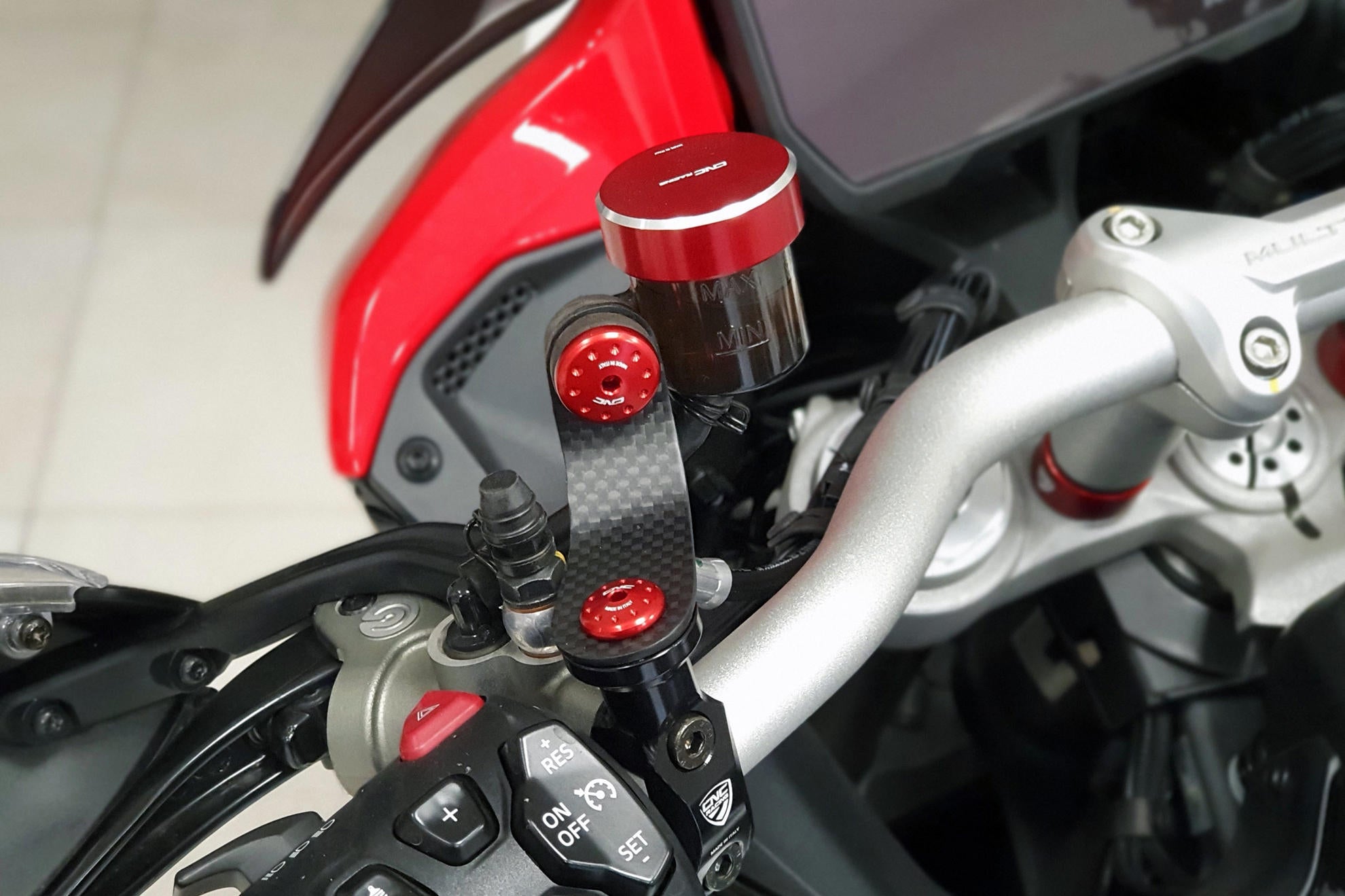 STAFFE SERBATOI LIQUIDI FRENO ANTERIORE FRIZIONE CARBONIO DUCATI MULTISTRADA V4